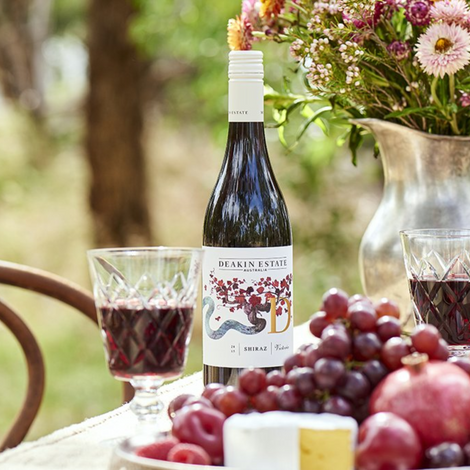 Deakin Estate Shiraz Christmas wine gift with BBQ popcorn, sweet chilli and sour cream chips, beer nuts and Australian quince paste.
Copy alt text
